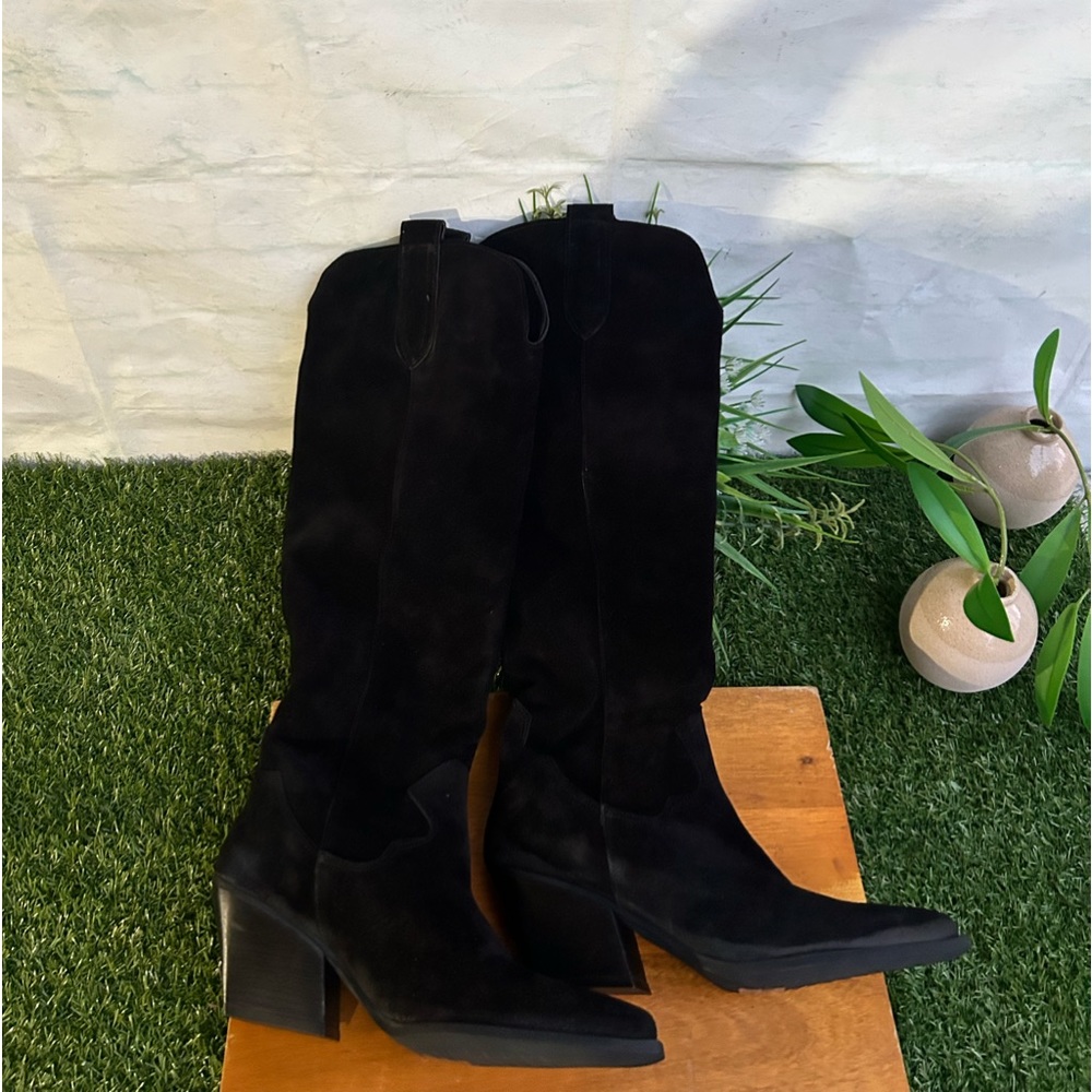 Valezka Knee High Boot (Women) size 39 US 8 black
ZIGI
$349.00 gently used - Picture 6 of 15
